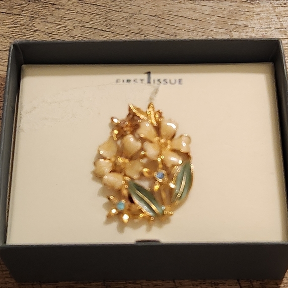 Liz Claiborne Vintage Gold and Cream Floral Brooch - Picture 4 of 5